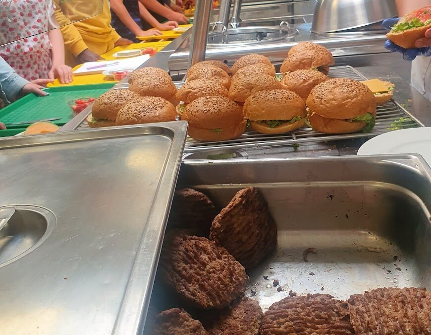 Des hamburgers préparés par les élèves